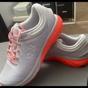 BNWT Under Armor W size 8